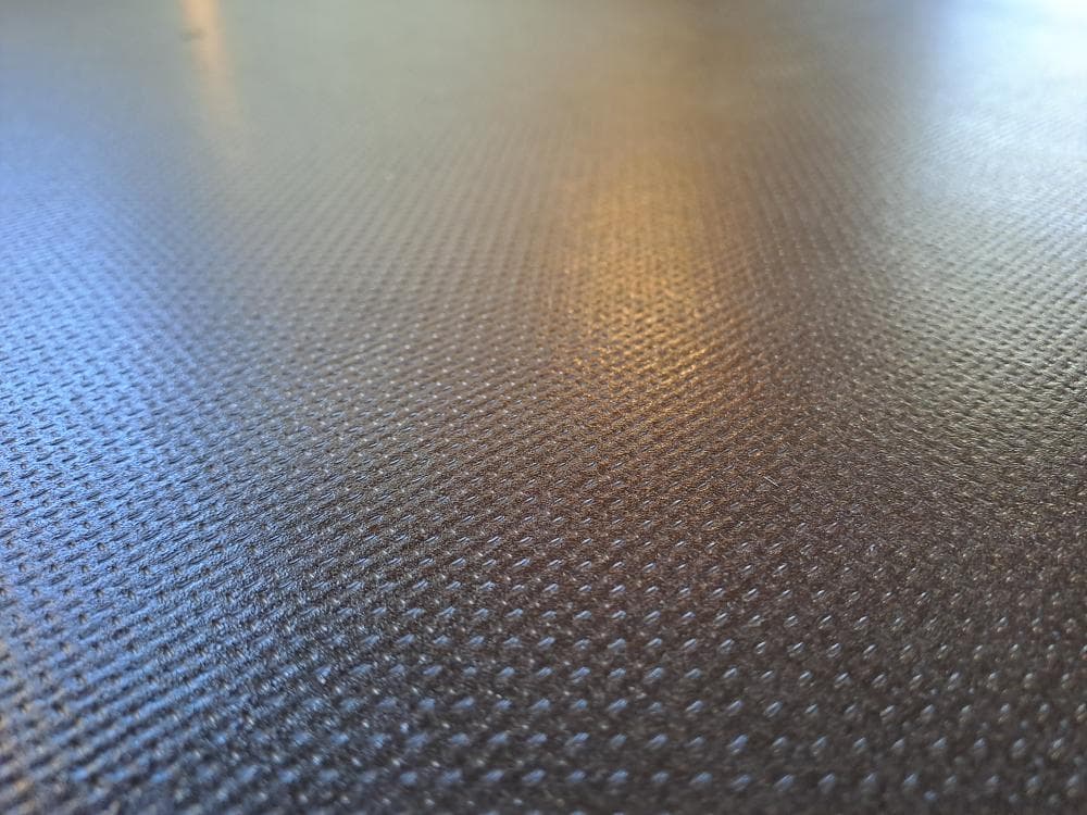 Spokojený zákazník s kurníkem na zahradě